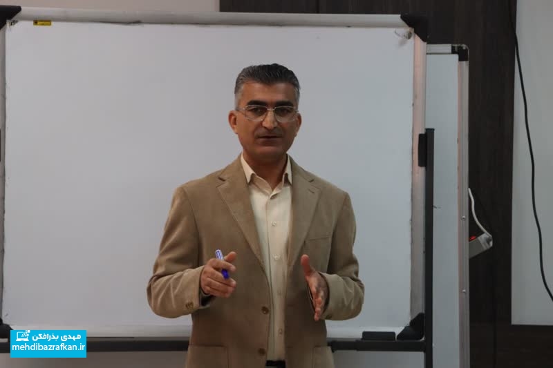 فیلمی از کارگاه سه روزه خبر نویسی با تدریس مهدی بذرافکن 1 گزارش تصویری از دومین روز کارگاه خبرنویسی اتاق اصناف فارس