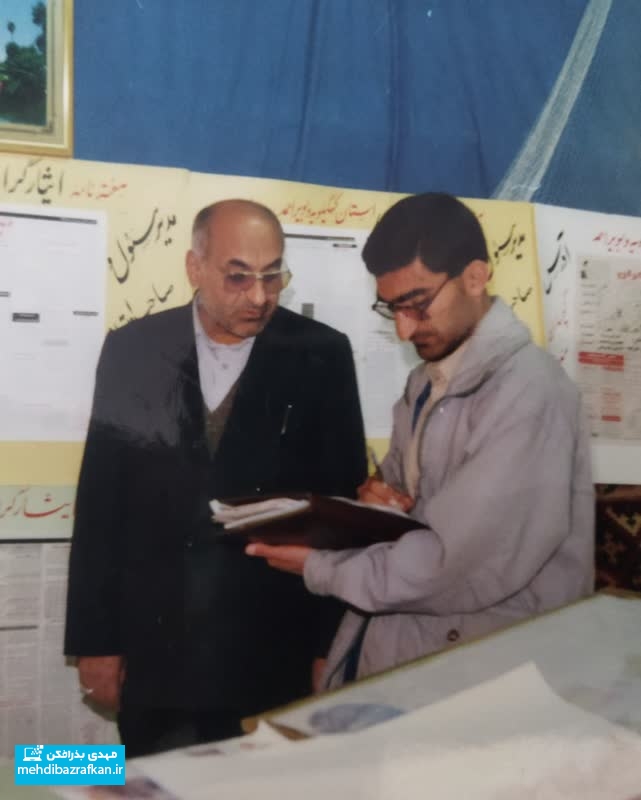 حوالی سال ۱۳۷۷، زمانی که دوران خدمت سربازی را می‌گذراندم، همزمان عضو «انجمن روزنامه‌نگاران جوان فارس» به مدیریت استاد سیروس رومی هم بودم.