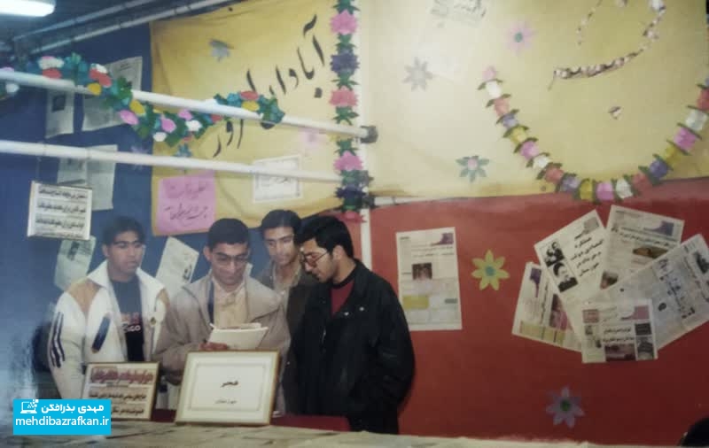 حوالی سال ۱۳۷۷، زمانی که دوران خدمت سربازی را می‌گذراندم، همزمان عضو «انجمن روزنامه‌نگاران جوان فارس» به مدیریت استاد سیروس رومی هم بودم.